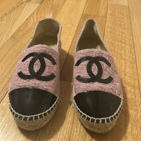 Chanel pink tweed and black patent espadrilles - Picture 2 of 5